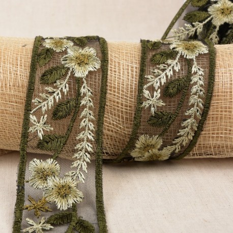 TRIMMING EMBROIDERED FLOWERS