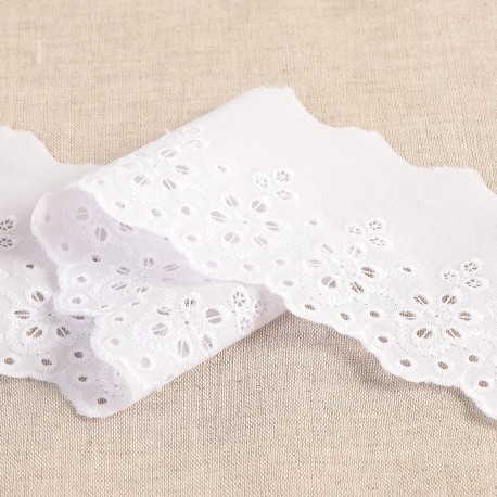SCALLOPED EMBROIDERY WITH FLOWERS