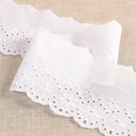 SCALLOPED EMBROIDERY WITH FLOWERS