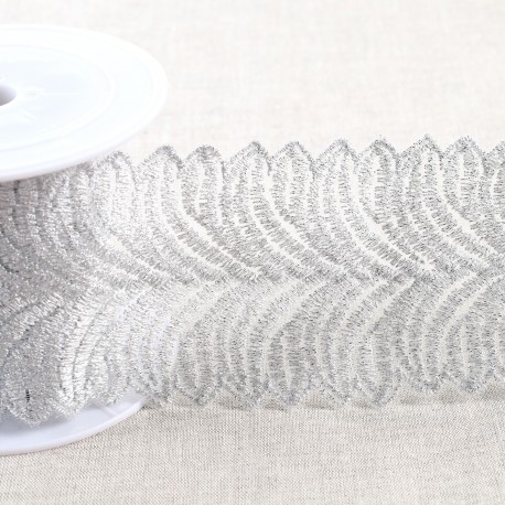 BRODERIE MÉTALLIQUE SUR TULLE