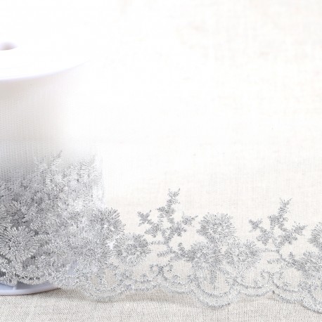 BRODERIE MÉTALLIQUE SUR TULLE