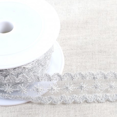 BRODERIE MÉTALLIQUE SUR TULLE