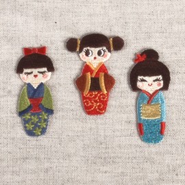 S ECUSSON POUPEE EN KIMON